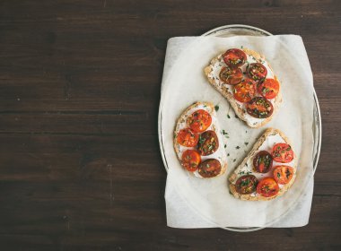 Ricotta ve kiraz domates sandviç bir silve üzerinde taze kekik ile