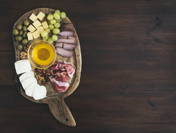 Conjunto de aperitivos de vino: selección de carne y queso, miel, uvas, w — Foto de Stock