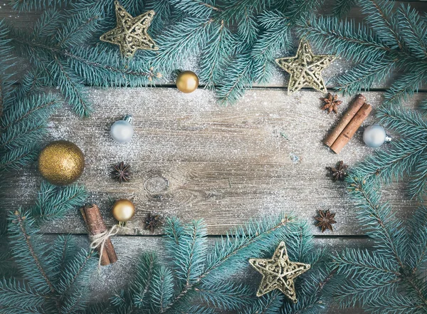 Jul (nyår) dekoration bakgrund: päls-trädgrenar, g — Stockfoto