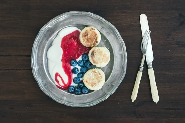 Breakfast set: curd pancakes with yogurt, fresh blueberry and ra — Stock Photo, Image