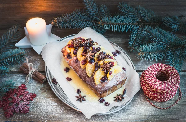 Noel mandalina ve kızılcık tatil decora ile baharatlı kek — Stok fotoğraf