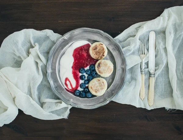Breakfast set: curd pancakes with yogurt, fresh blueberry and ra — Stock Photo, Image