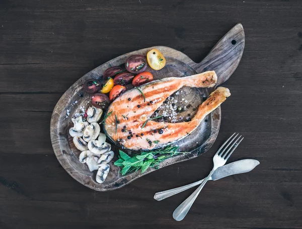 Grilledsalmon steak with fresh herbs, roasted mushrooms, cherry- — Stock Photo, Image