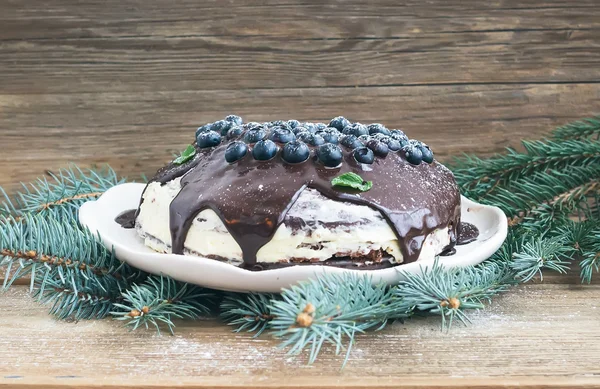 Noel çikolatalı kek çikolata ganache, krem peynir fi ile — Stok fotoğraf