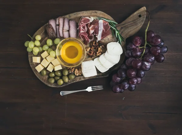 Wine appetizers set: meat and cheese selection, honey, grapes, w — Stock Photo, Image