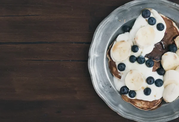 Frühstück auf dunklem Holztisch: Apfel-Zimt-Pfannkuchen — Stockfoto