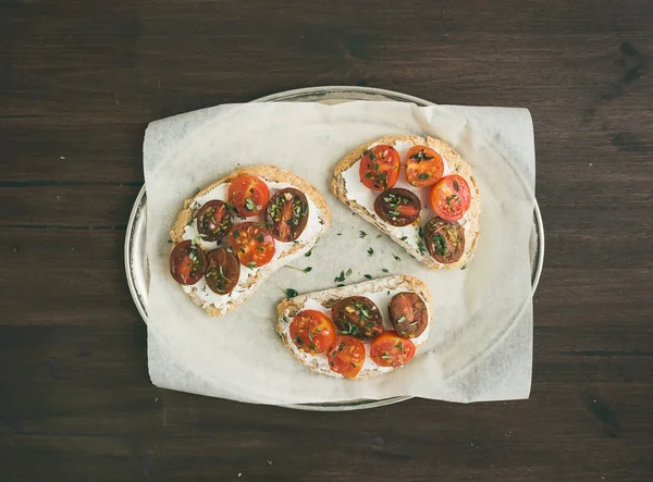 Sándwiches de ricotta y tomate cherry con tomillo fresco en un silve —  Fotos de Stock