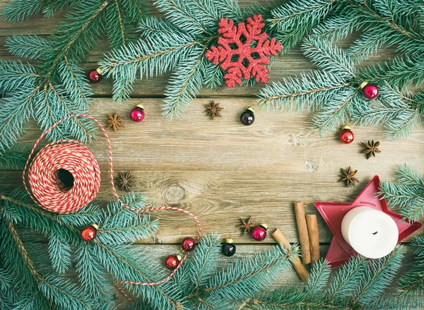 Weihnachtsschmuck: Tannenzweige, bunte Glaskugeln, — Stockfoto