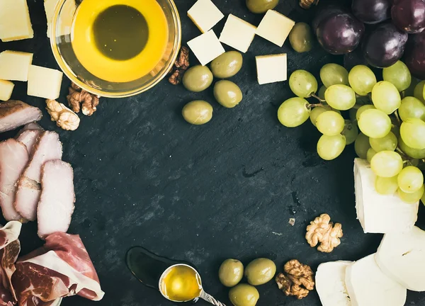 Set antipasti: formaggi e carni con uva, miele — Foto Stock