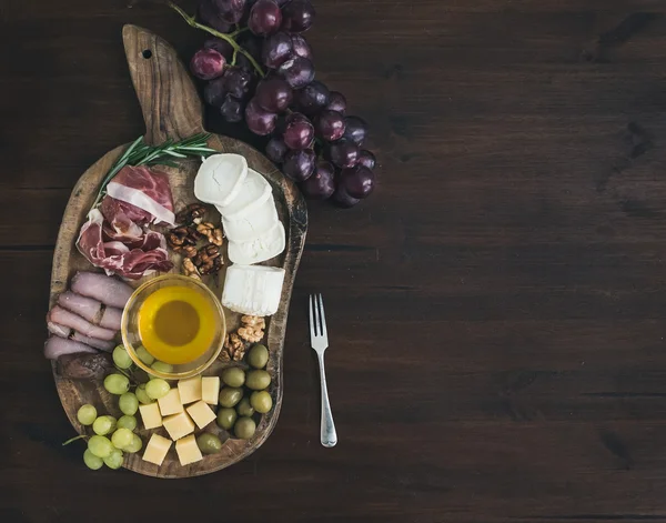 Bor előételek készlet: hús és a sajt kiválasztás, a méz, a szőlő, a w — Stock Fotó