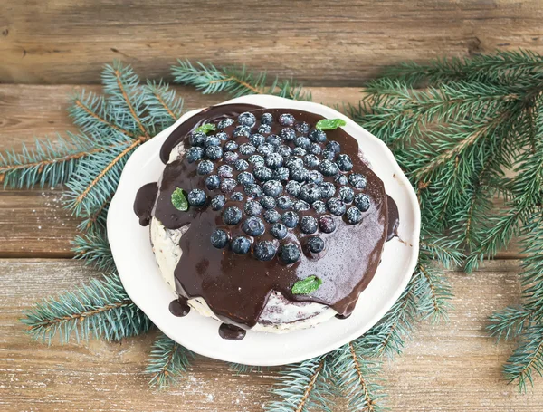 チョコレートのガナッシュ、クリーム チーズ付きクリスマス チョコレート ケーキ — ストック写真
