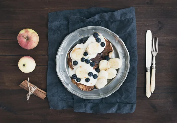 Pequeno-almoço na mesa de madeira escura: maçã e canela panquecas w — Fotografia de Stock