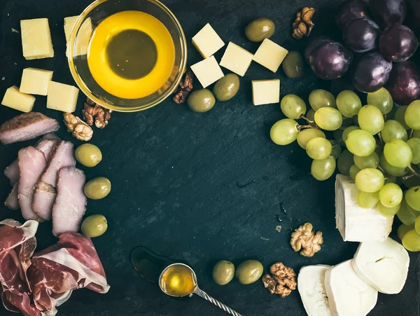 Bor készlet előétel: sajt és hús kiválasztása a szőlő, a méz — Stock Fotó