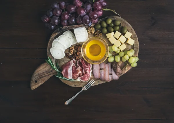 Wine appetizers set: meat and cheese selection, honey, grapes, w — Stock Photo, Image