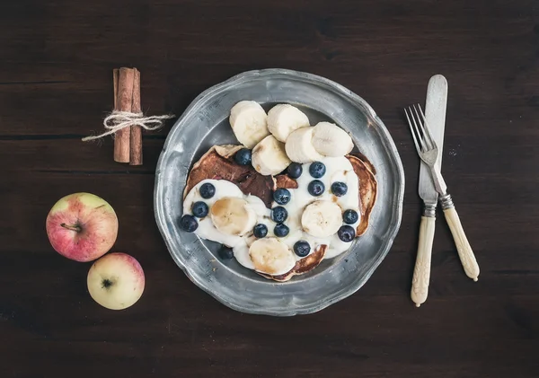 暗い木製の机の上を設定朝食: アップルとシナモンのパンケーキ w — ストック写真