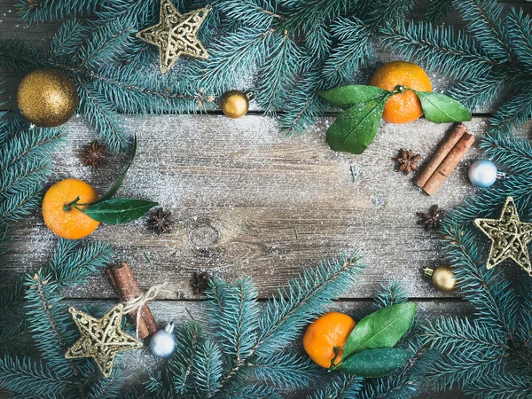 Décorations de Noël (Nouvel An) : branches de sapin, verre doré — Photo