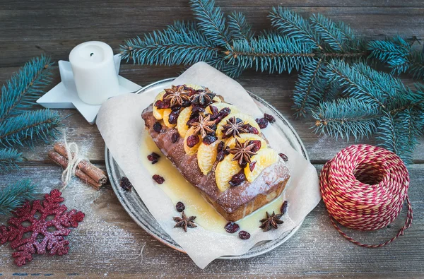 Noel mandalina ve kızılcık tatil decora ile baharatlı kek — Stok fotoğraf