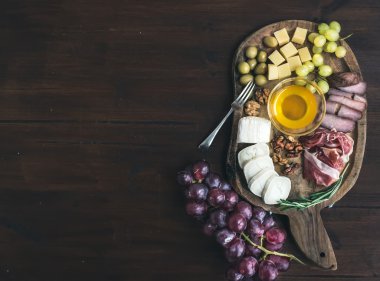 Şarap meze kümesi: et ve peynir seçimi, bal, üzüm, w