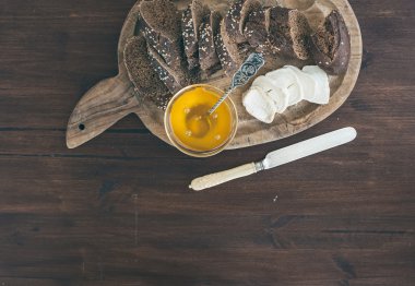 Karanlık baget dilimleri, keçi brie peyniri ve bal kesti