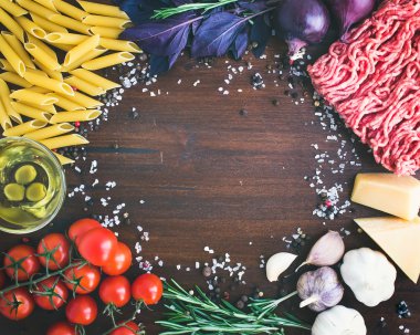 Makarna Bolognese malzemeler: penne, kıyma, domates, fesleğen