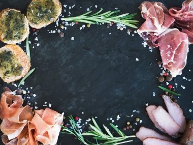 Şarap et iştah açıcı set: jambon, serrano ve kurutulmuş kuzu eti