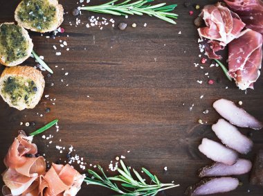 Şarap et iştah açıcı set: jambon, serrano ve kurutulmuş kuzu eti