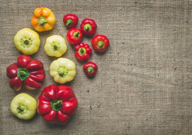 Set bir çul yüzeyi ile bir kopya alanı üzerinde tatlı kırmızı biber