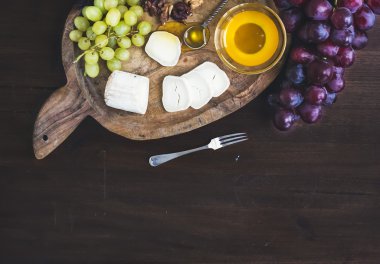 Keçi brie peyniri taze greapes ve ballı bir rustik ahşap üzerinde