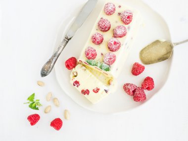 İle Antep fıstığı Semifreddo (İtalyan peynir dondurma tatlı) bir