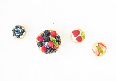 Keçi peyniri ve çilek mini-sandwitches beyaz bir yüzeye