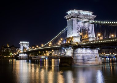 Budapeşte 'de gece zincirli köprü