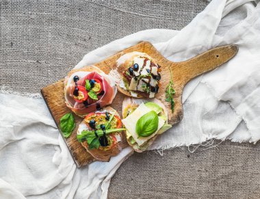 Brusquetta bir rustik ahşap tahta üzerinde beyaz li bir parçası üzerinde ayarlayın.