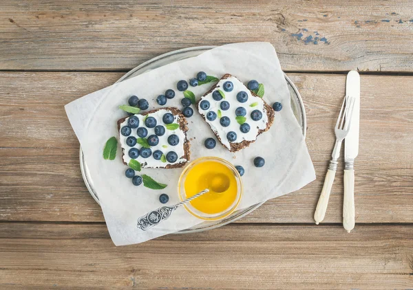 Ensemble de petit déjeuner sain avec ricotta, bleuets frais, miel et — Photo