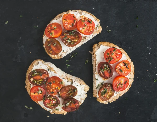 Sanduíches de ricota e tomate cereja com tomilho fresco sobre um dar — Fotografia de Stock