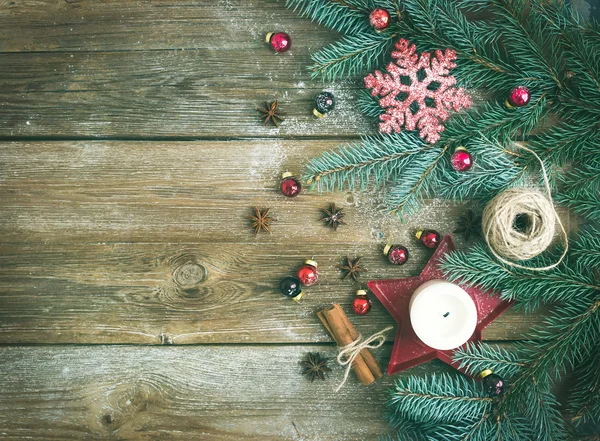Juldekorationer: päls-trädgrenar, färgglada glaskulor, — Stockfoto