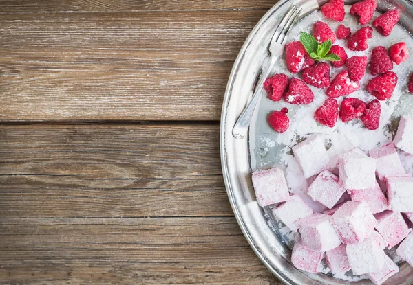 Homemade raspberry marshmallow with fresh raspberries and sugar — Stock Photo, Image