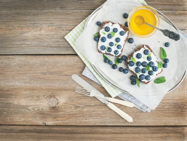 Colazione sana con ricotta, mirtilli freschi, miele e — Foto Stock