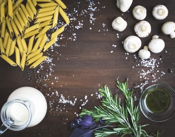 Mushroom pasta ingredients: penne, mushrooms, a jug of cream, pe — Stock Photo, Image