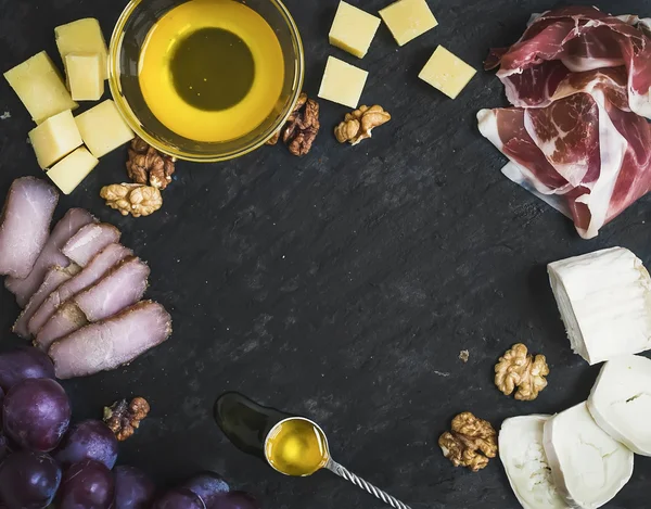 Conjunto de aperitivos de vinho: seleção de queijo e carne com uvas, mel — Fotografia de Stock