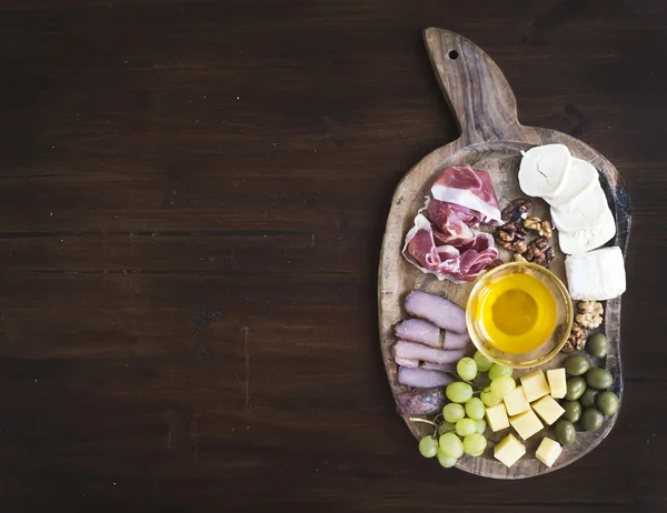 Conjunto de aperitivos de vino: selección de carne y queso, miel, uvas, w — Foto de Stock