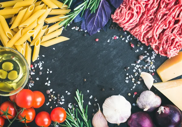 Паста Болонські інгредієнти: пенне, фарш, помідори, базилік — стокове фото