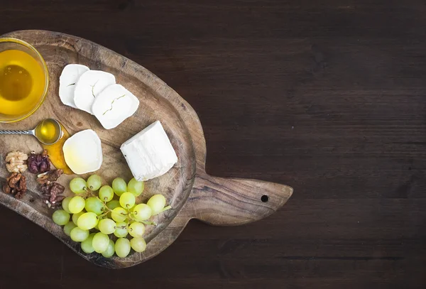 Keçi brie peyniri taze greapes, ceviz ve ballı bir pas üzerinde — Stok fotoğraf