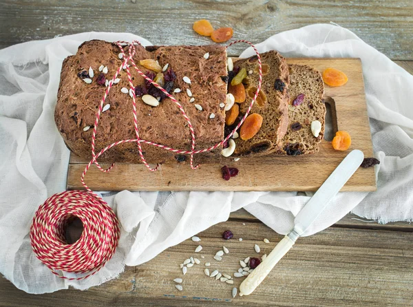 Home-made whole grain Christmas bread with dried fruit, seeds an — Stock Photo, Image