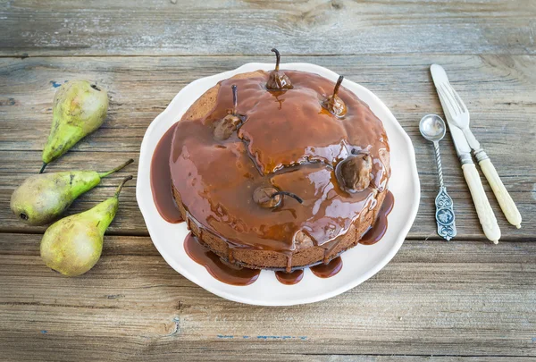 Pastel de pera, jengibre y miel con cobertura de caramelo cremoso y patatas fritas —  Fotos de Stock