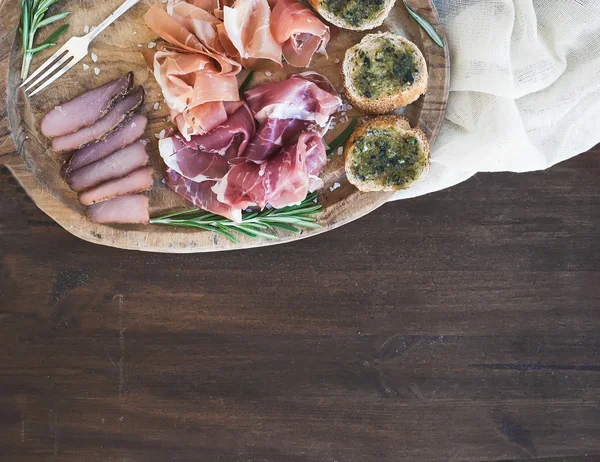 Wine meat appetizer set: prosciutto, serrano and cured lamb meat — Stock Photo, Image