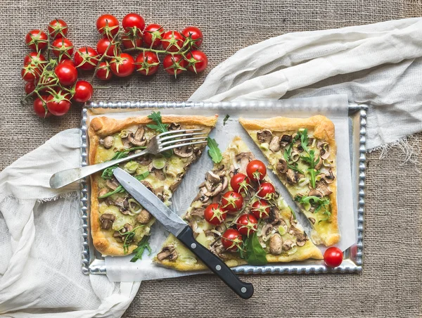 Cogumelo rústico (fungos) pizza quadrada com tomate cereja e ar — Fotografia de Stock