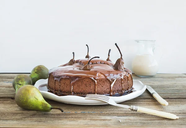 クリーミーなキャラメルがトッピング、新鮮な p と梨、生姜、蜂蜜ケーキ — ストック写真