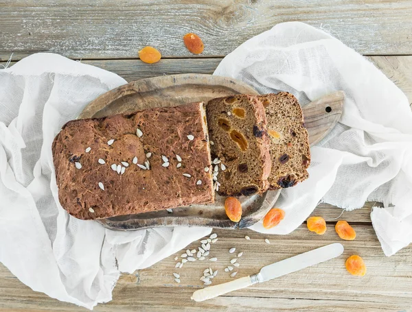 Pan integral hecho en casa con frutos secos, semillas y frutos secos — Foto de Stock