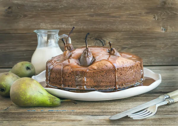 クリーミーなキャラメルがトッピング、新鮮な p と梨、生姜、蜂蜜ケーキ — ストック写真