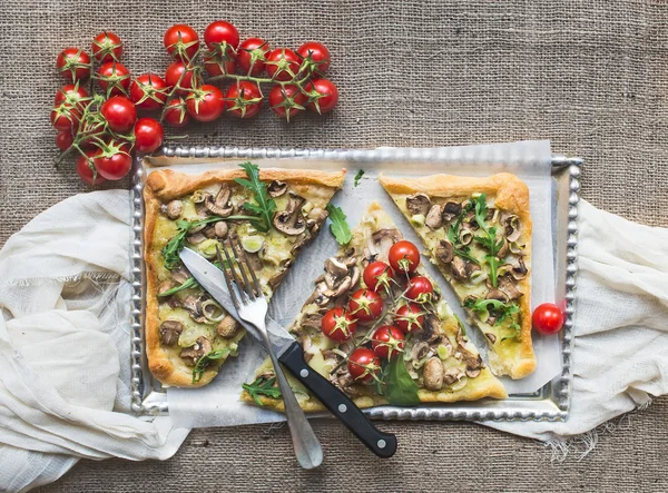 Ristic grzyb (grzyby) placu pizza z pomidorkami i ar — Zdjęcie stockowe